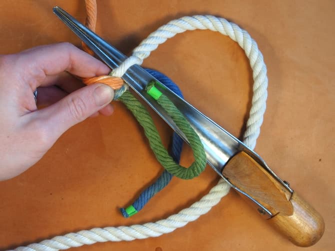 Ett rep uppdelad i dess kardeler