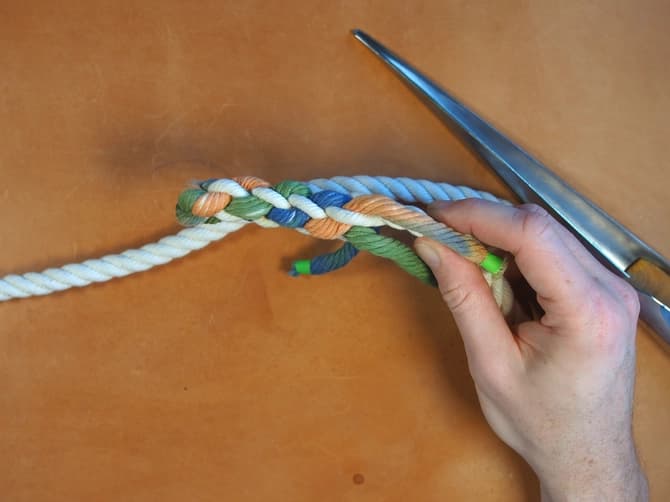 Ett rep uppdelad i dess kardeler