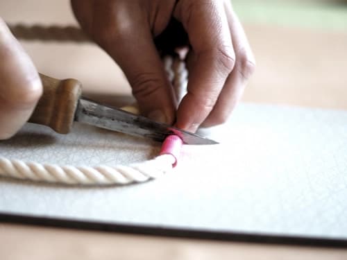 Delar på ett rep med en kniv