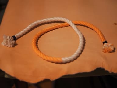 Ett färdigt rep som är färgat och har två taglingar.