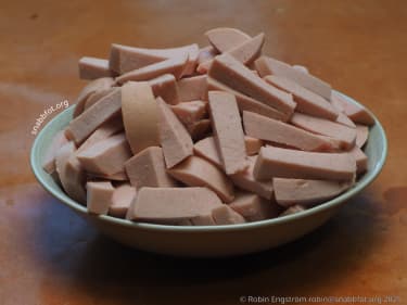 Skär falukorv i stavar