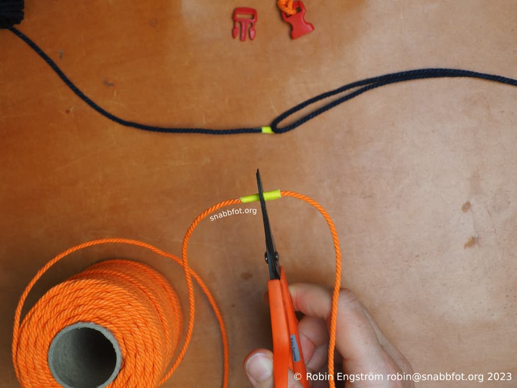 Delar på snöret med en sax