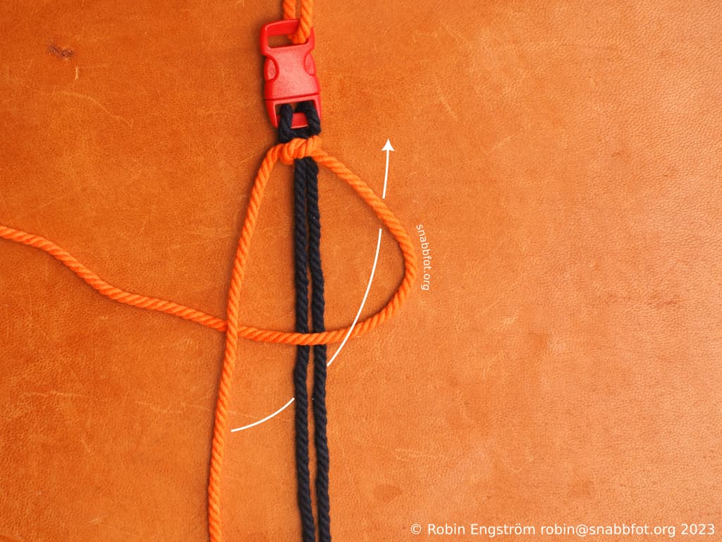 Två snören fästa i ett spänne