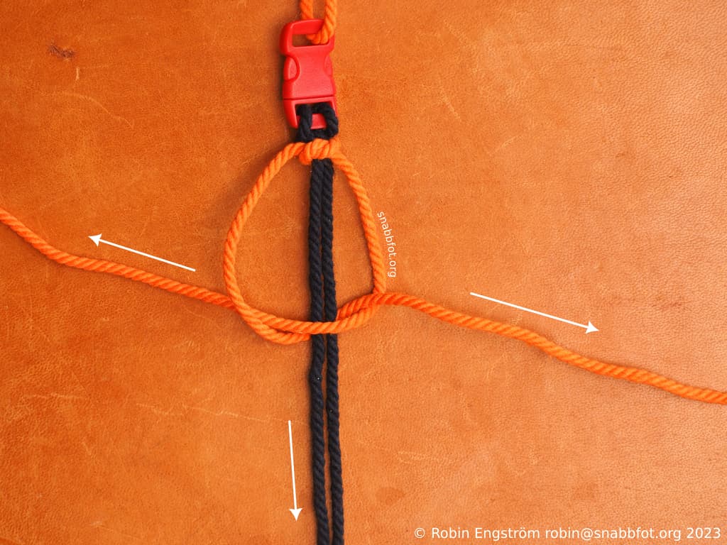 Två snören fästa i ett spänne