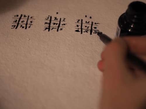 Trestycken brädgårdsymbåler med bokstäver i