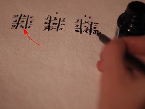 Trestycken brädgårdsymbåler med bokstäver i