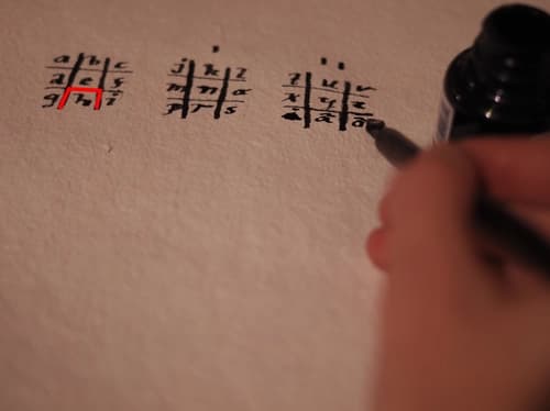 Trestycken brädgårdsymbåler med bokstäver i