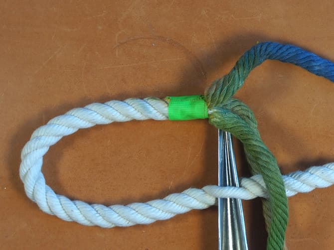 Ett rep uppdelad i dess kardeler