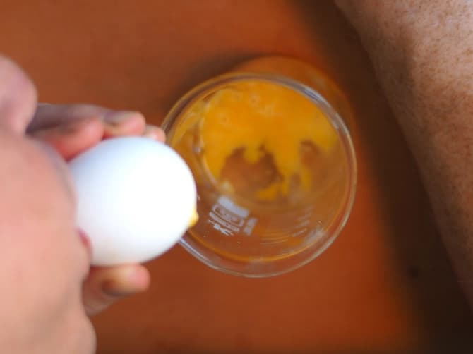 Blåser ut inehållet av ägget