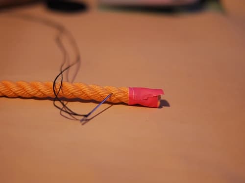 Ett rep med en nål i