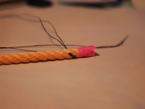 Ett rep med en nål i