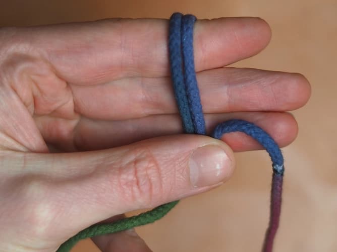 Ett snöre i två färger