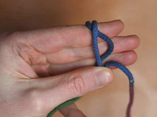 Ett snöre i tre färger