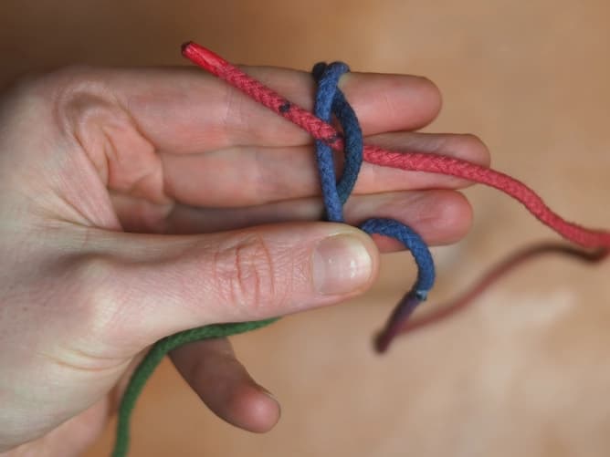 Ett snöre i tre färger
