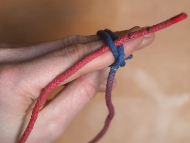 Ett snöre i tre färger