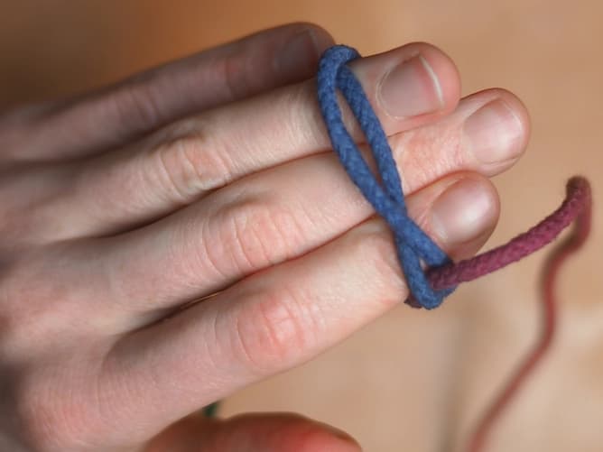 Ett snöre i tre färger