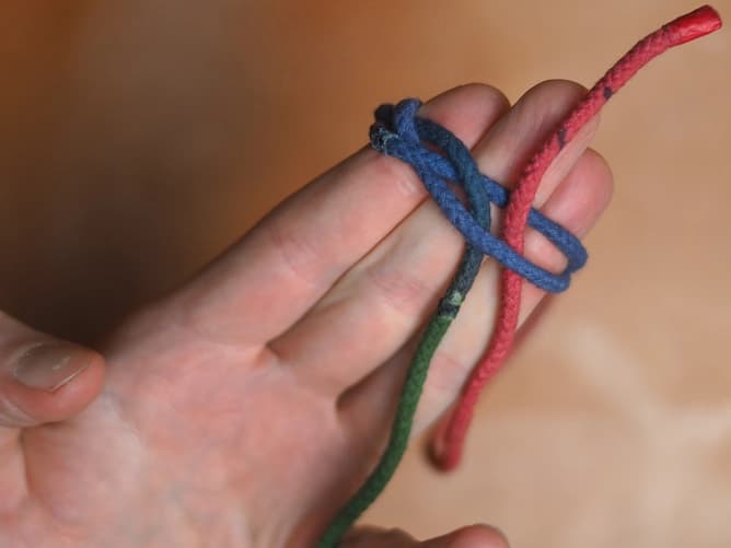 Ett snöre i tre färger