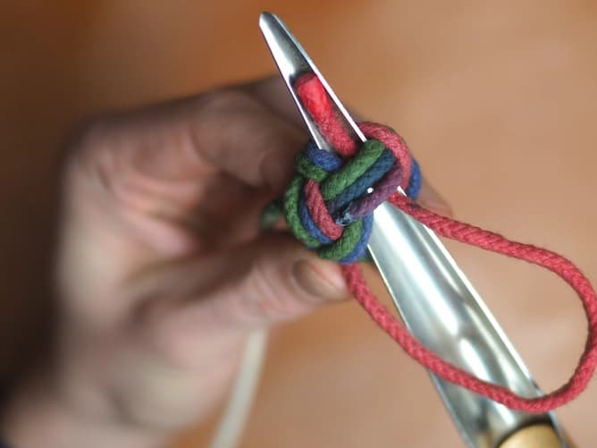 Ett snöre i tre färger och en penna