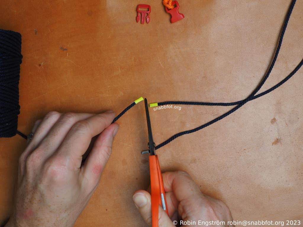 Delar på snöret med en sax